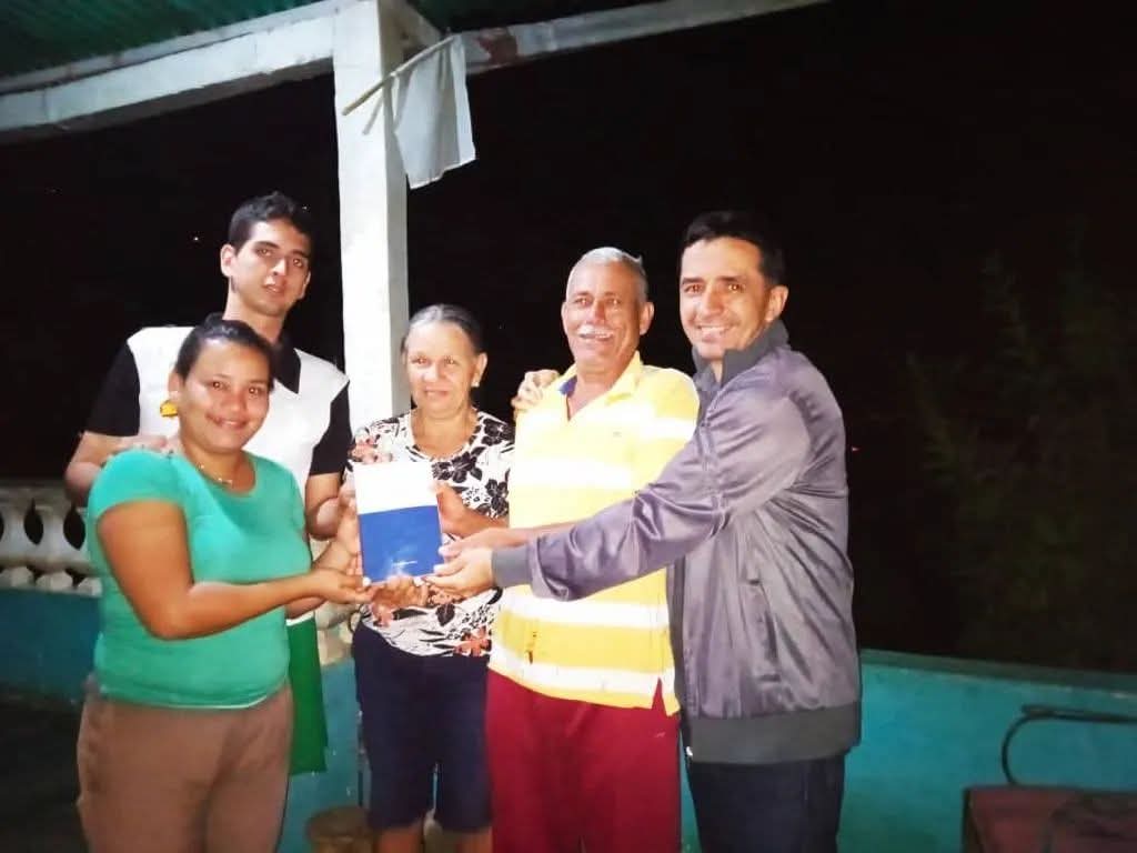 Entrega de Biblia