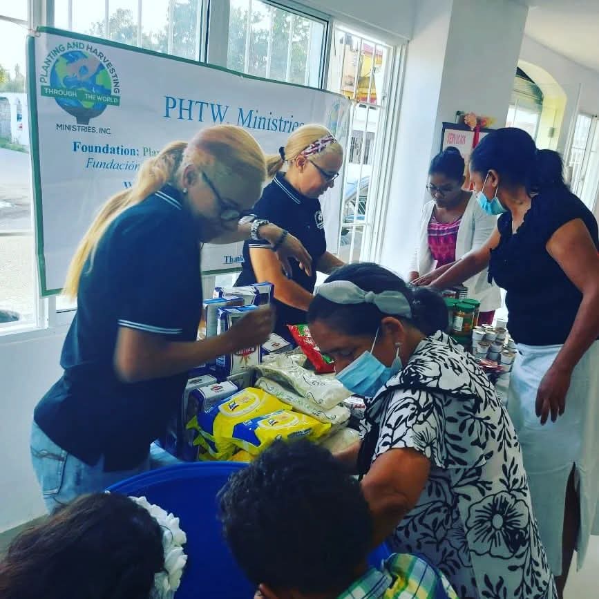 Donación de Alimentos a la Iglesia Manantial de Vida – Santo Domingo