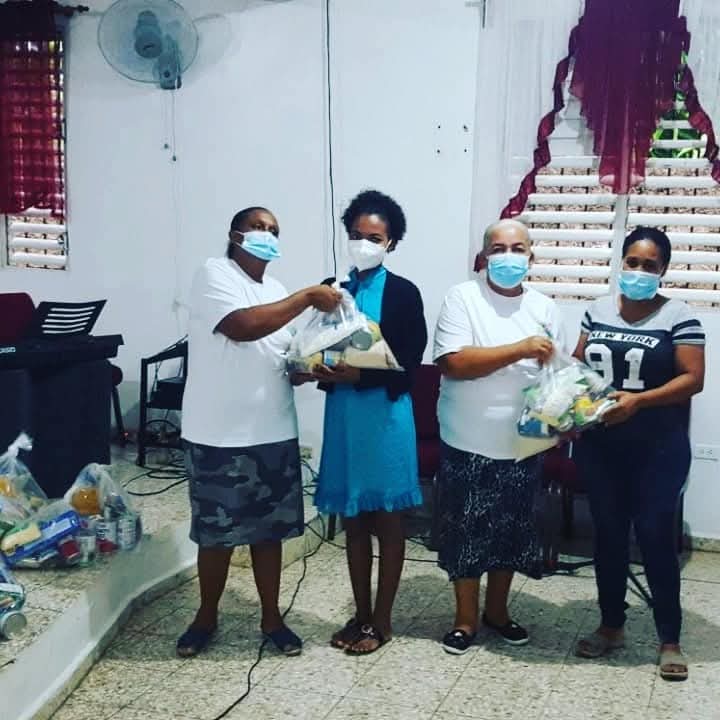 Entrega de Paquetes de Alimentos a Familias en San Luis, Santo Domingo