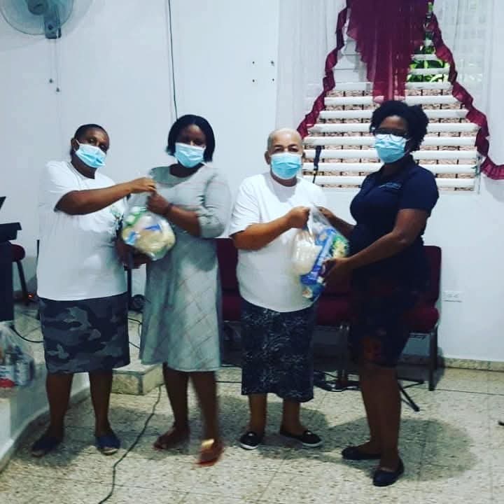 Entrega de Paquetes de Alimentos a Familias en San Luis, Santo Domingo