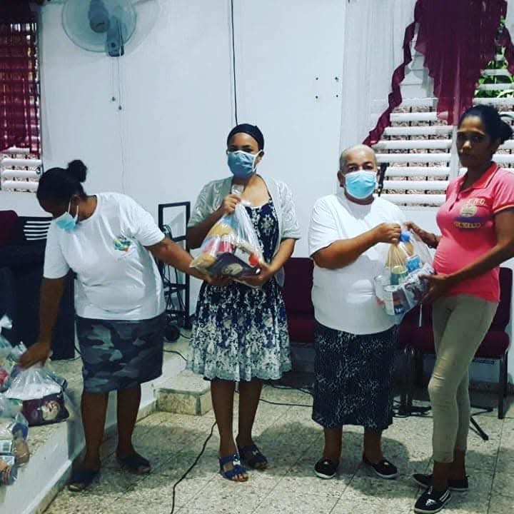 Entrega de Paquetes de Alimentos a Familias en San Luis, Santo Domingo
