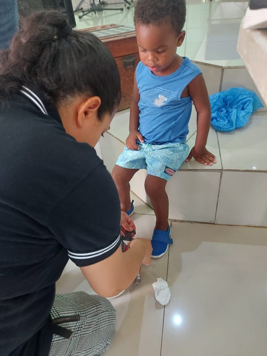 Donación de Tenis Nuevos para Niños en Pedernales, República Dominicana