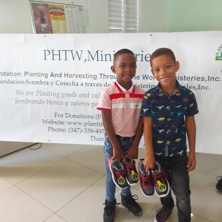 Donación de Tenis Nuevos para Niños en Pedernales, República Dominicana