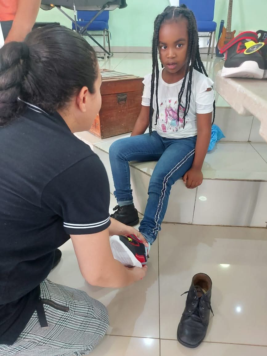 Donación de Tenis Nuevos para Niños en Pedernales, República Dominicana