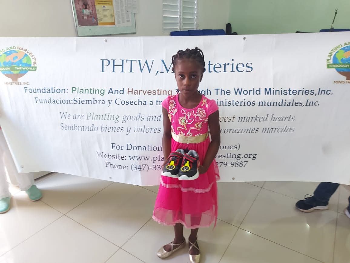 Donación de Tenis Nuevos para Niños en Pedernales, República Dominicana