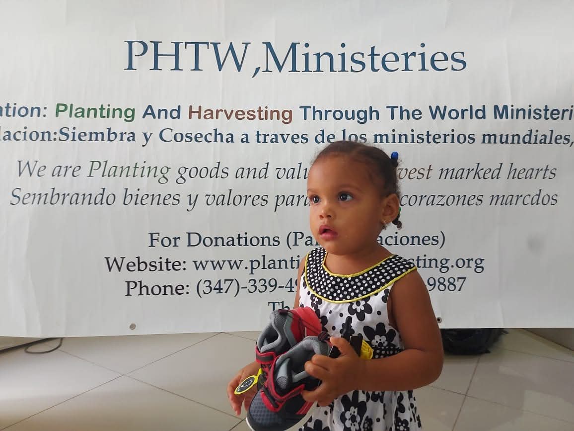 Donación de Tenis Nuevos para Niños en Pedernales, República Dominicana