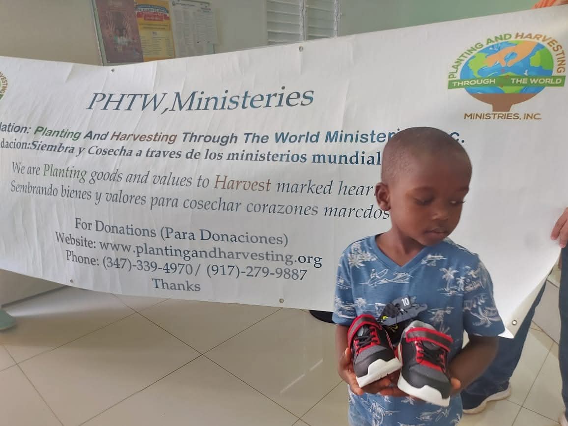 Donación de Tenis Nuevos para Niños en Pedernales, República Dominicana
