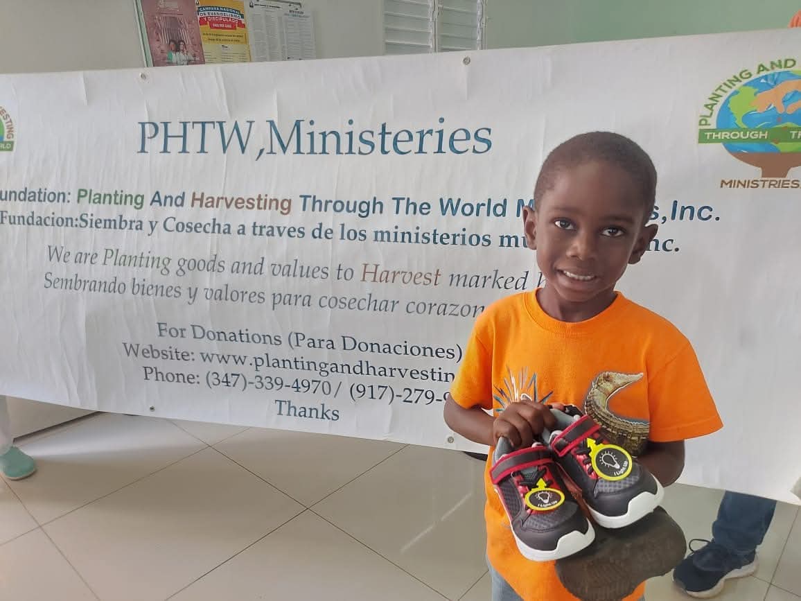 Donación de Tenis Nuevos para Niños en Pedernales, República Dominicana