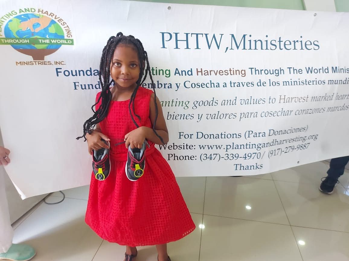 Donación de Tenis Nuevos para Niños en Pedernales, República Dominicana