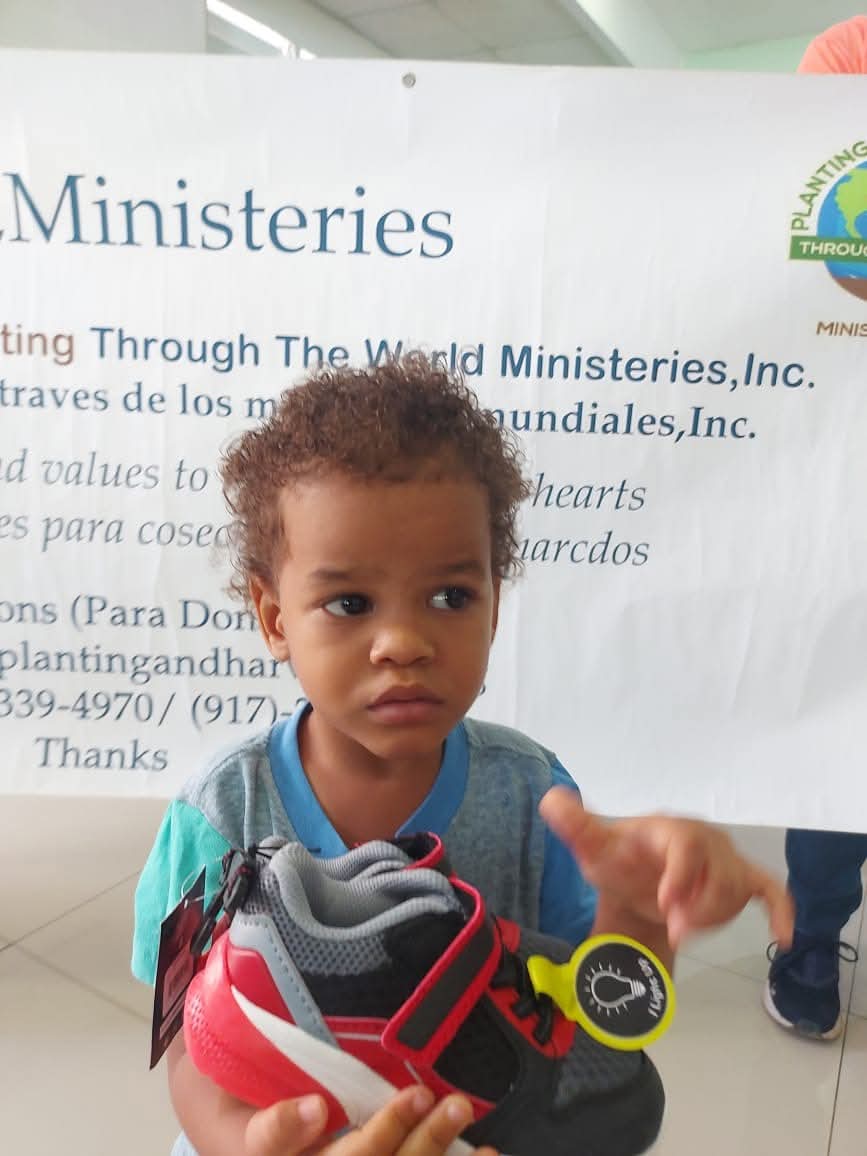 Donación de Tenis Nuevos para Niños en Pedernales, República Dominicana