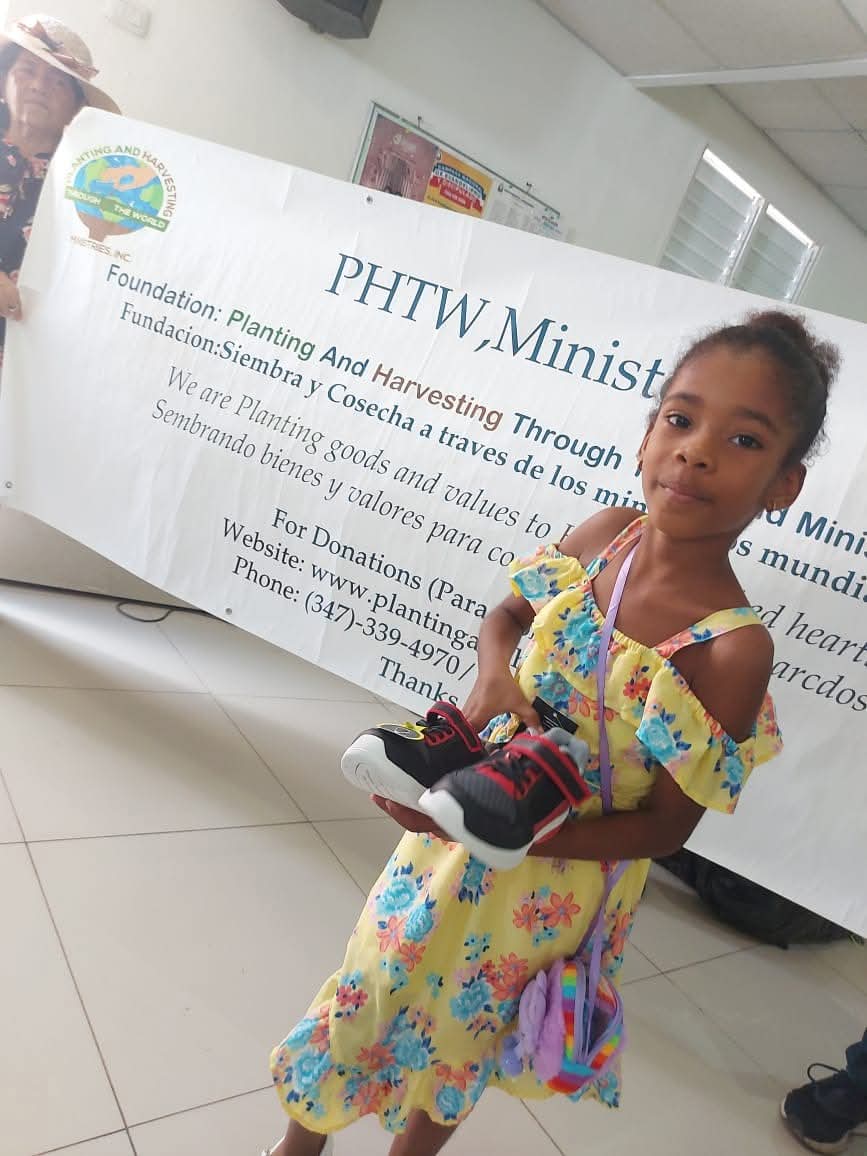 Donación de Tenis Nuevos para Niños en Pedernales, República Dominicana