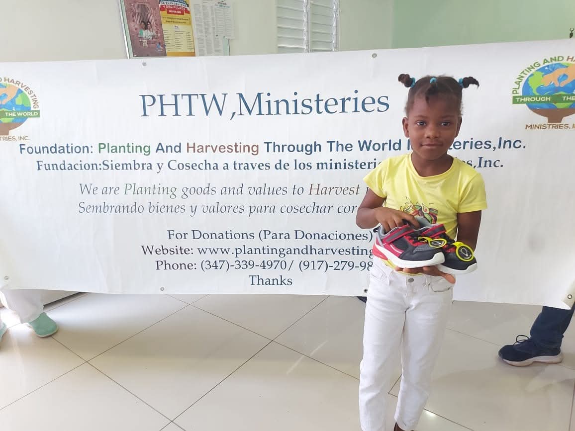 Donación de Tenis Nuevos para Niños en Pedernales, República Dominicana