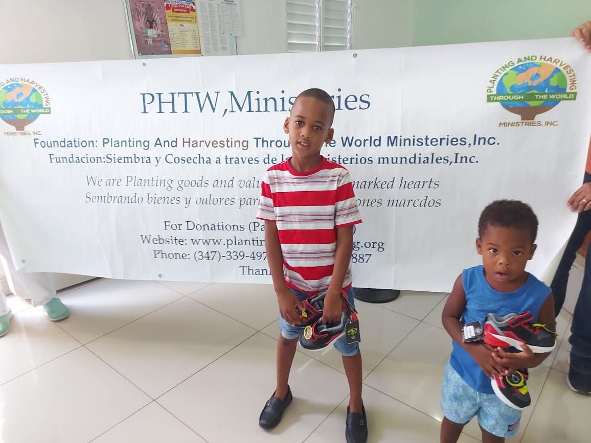 Donación de Tenis Nuevos para Niños en Pedernales, República Dominicana