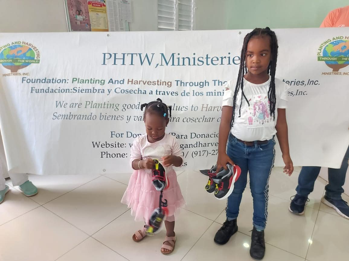 Donación de Tenis Nuevos para Niños en Pedernales, República Dominicana
